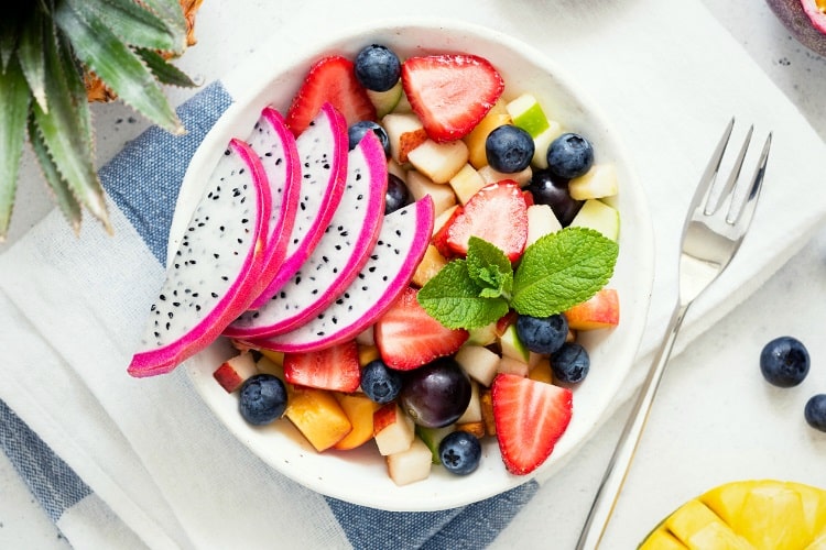 Salad with pitaya and other fruits