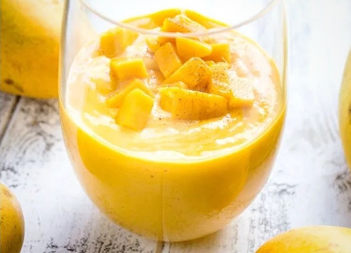 Mango and Greek yogurt smoothie
