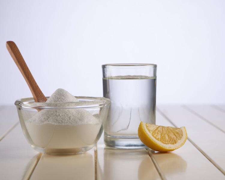 Baking soda and water cleaning solution