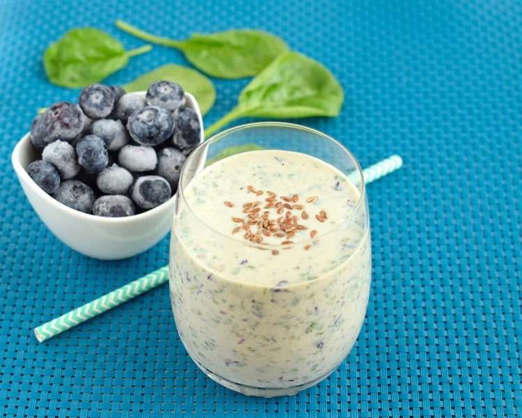 Blueberry spinach breakfast smoothie