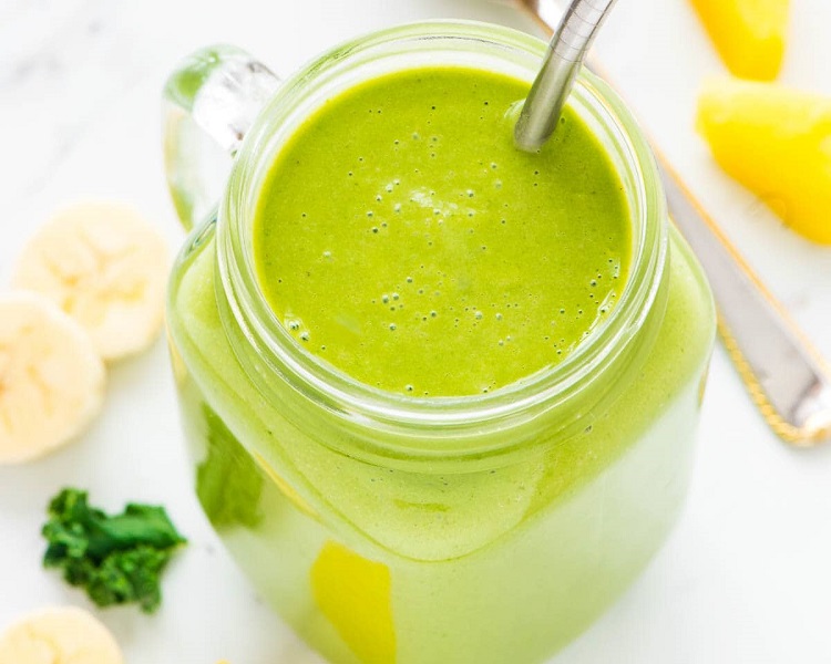 Kale pineapple breakfast smoothie