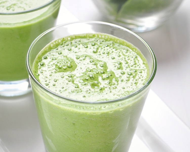 Peach spinach breakfast smoothie