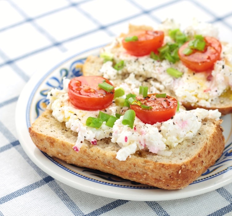 Cottage cheese on bread