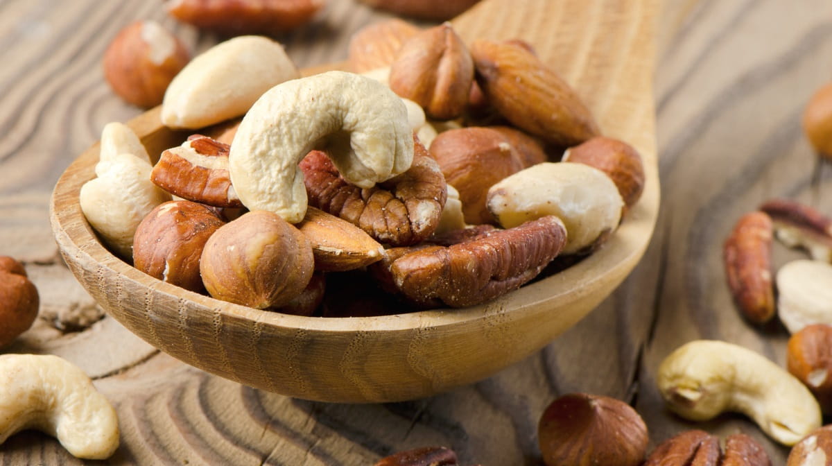 Pros and cons of eating nuts
