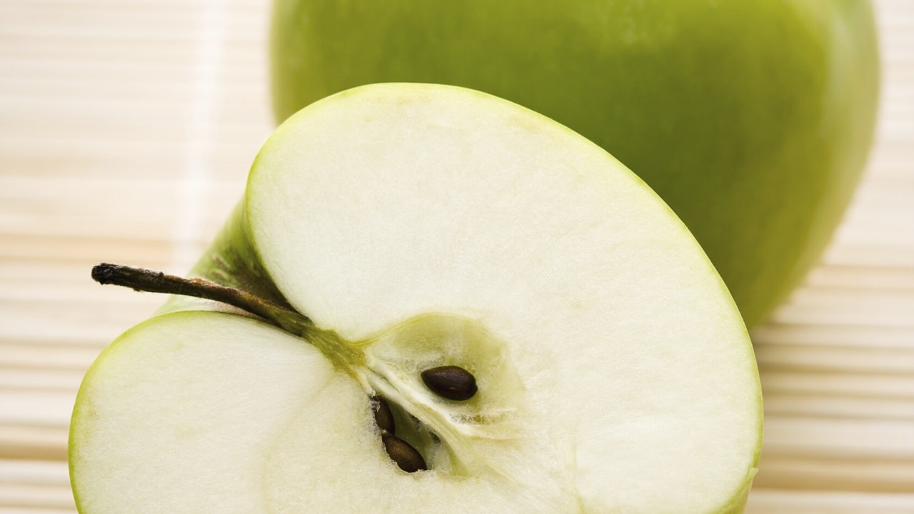 Can you eat apple seeds? (guide to the benefits)