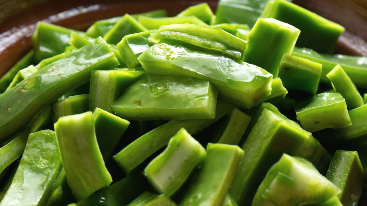 How to prepare and cook nopales